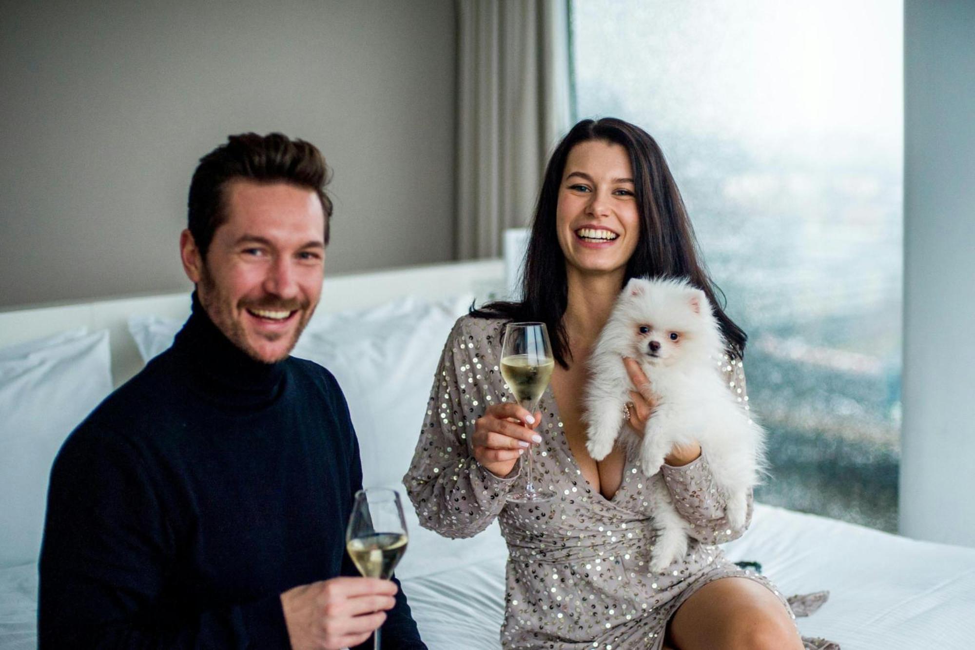 The Westin Hamburg Elbphilharmonie Hotell Eksteriør bilde A couple with a dog